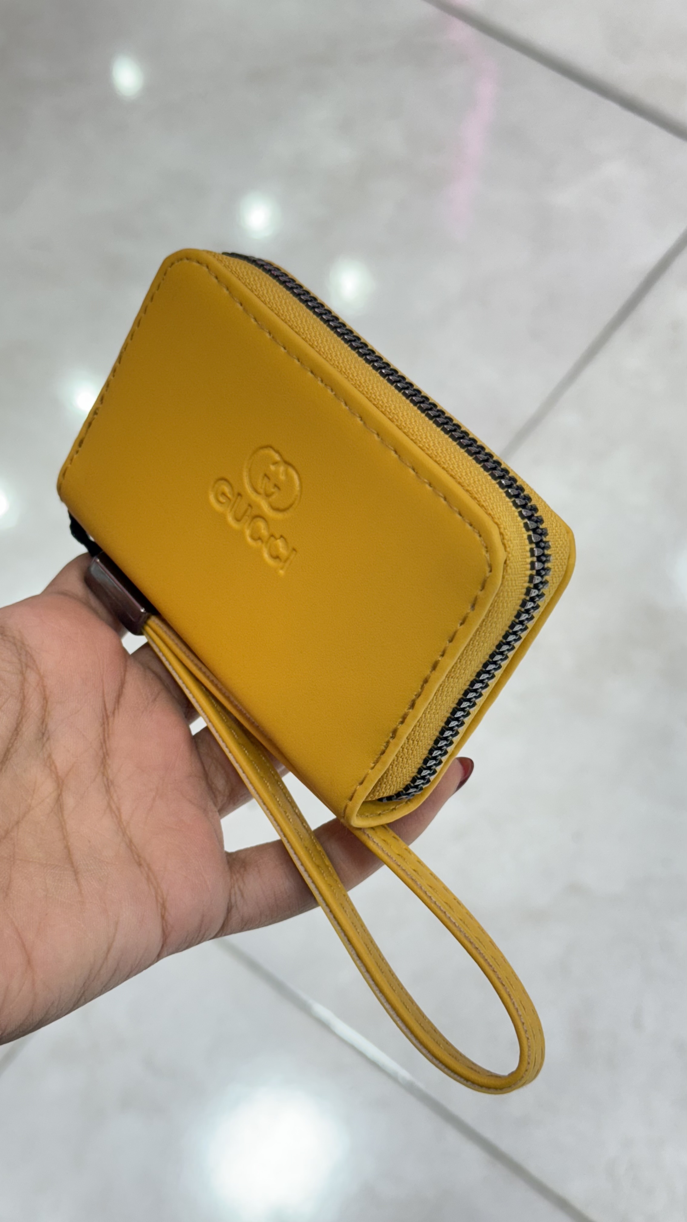 جاکارتی چرمی زنانه و مردانه برند Gucci رنگ خردلی با زیپ و بند دستی کد ۵