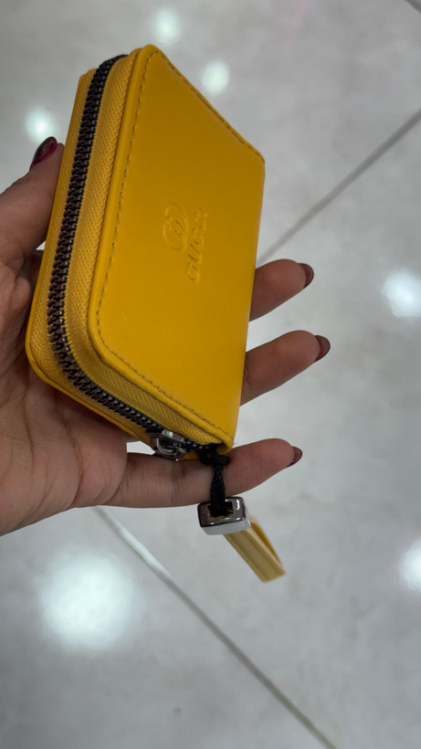 جاکارتی چرمی زنانه و مردانه برند Gucci رنگ خردلی با زیپ و بند دستی کد ۵