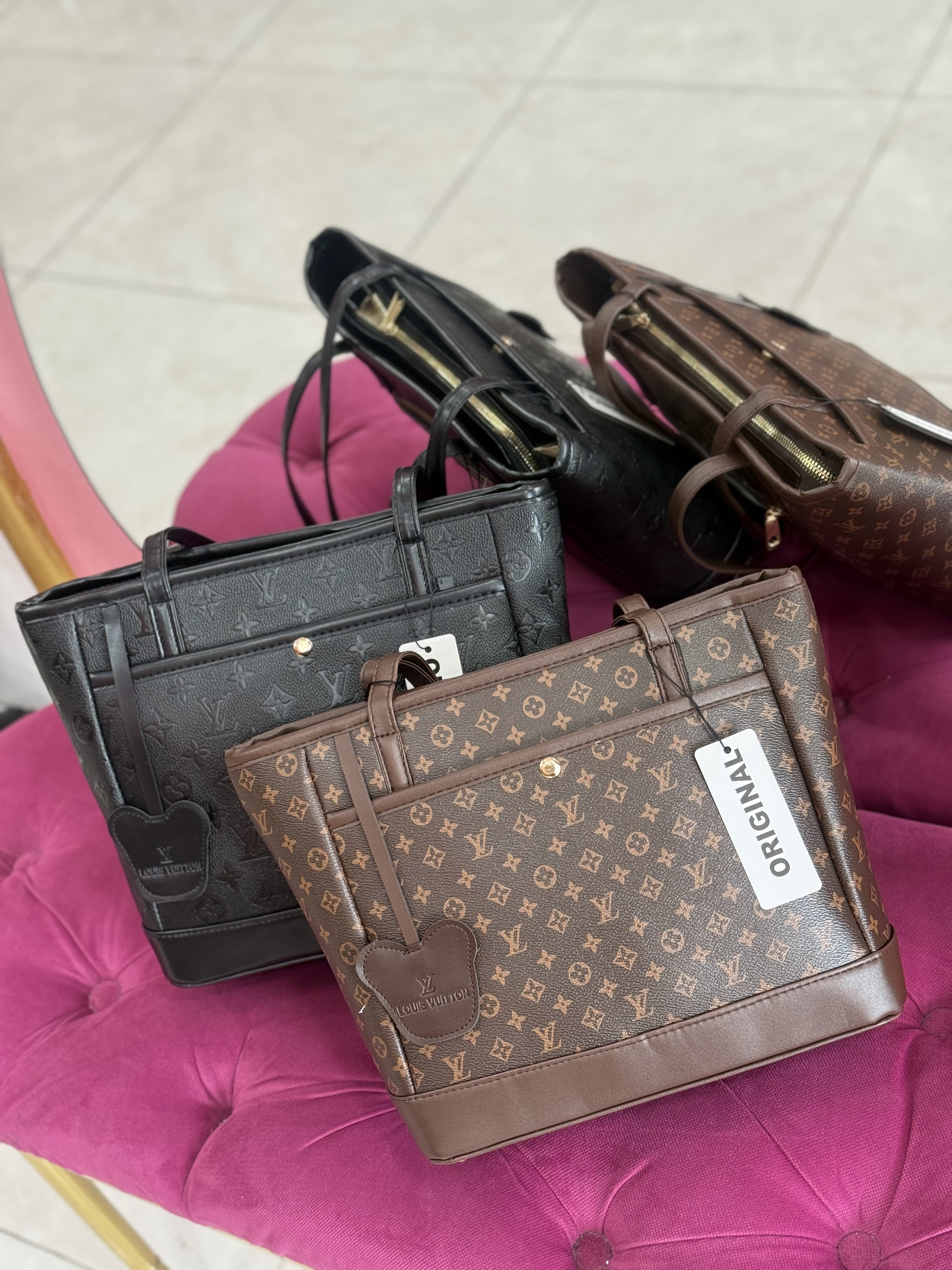 کیف زنانه برند Louis Vuitton با طراحی کلاسیک و لوگوی برجسته کد ۶۸۷