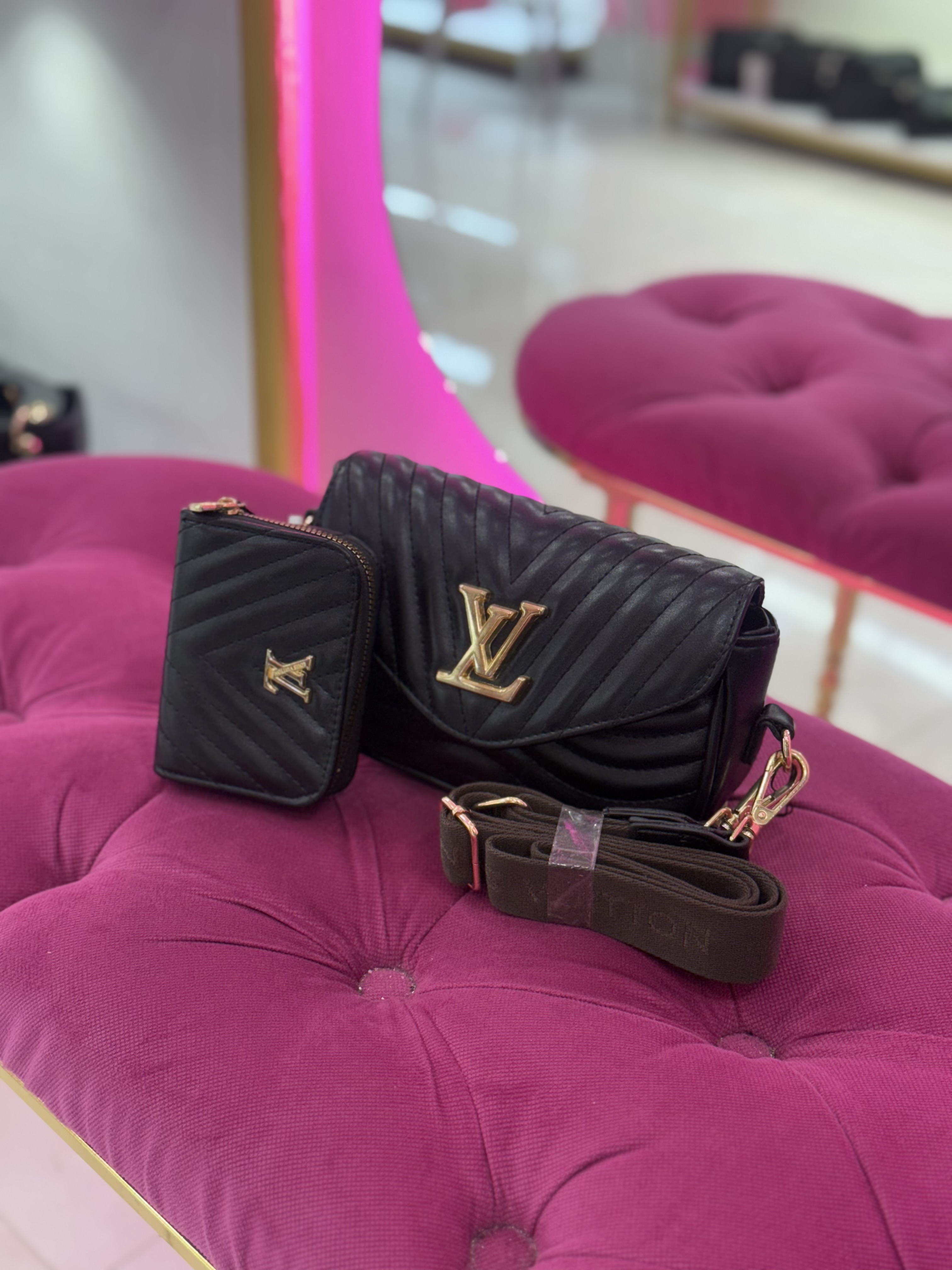 کیف زنانه برند Louis Vuitton با طراحی دو تکه و بند قابل تنظیم کد ۷۲۵