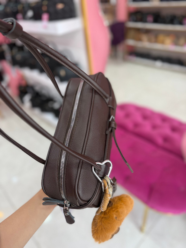 کیف دستی زنانه چرمی مستطیلی با آویز فانتزی شکلاتی و خزدار کد ۶۸۸
