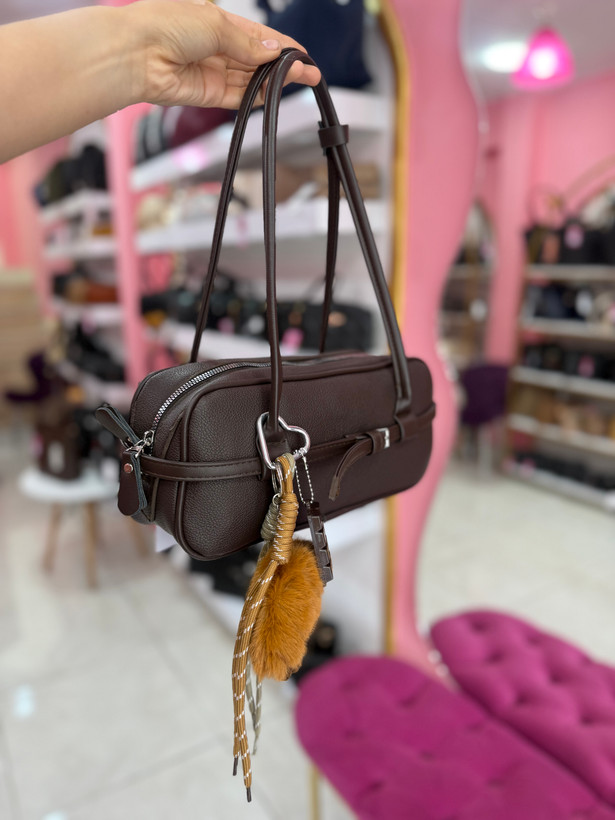 کیف دستی زنانه چرمی مستطیلی با آویز فانتزی شکلاتی و خزدار کد ۶۸۸