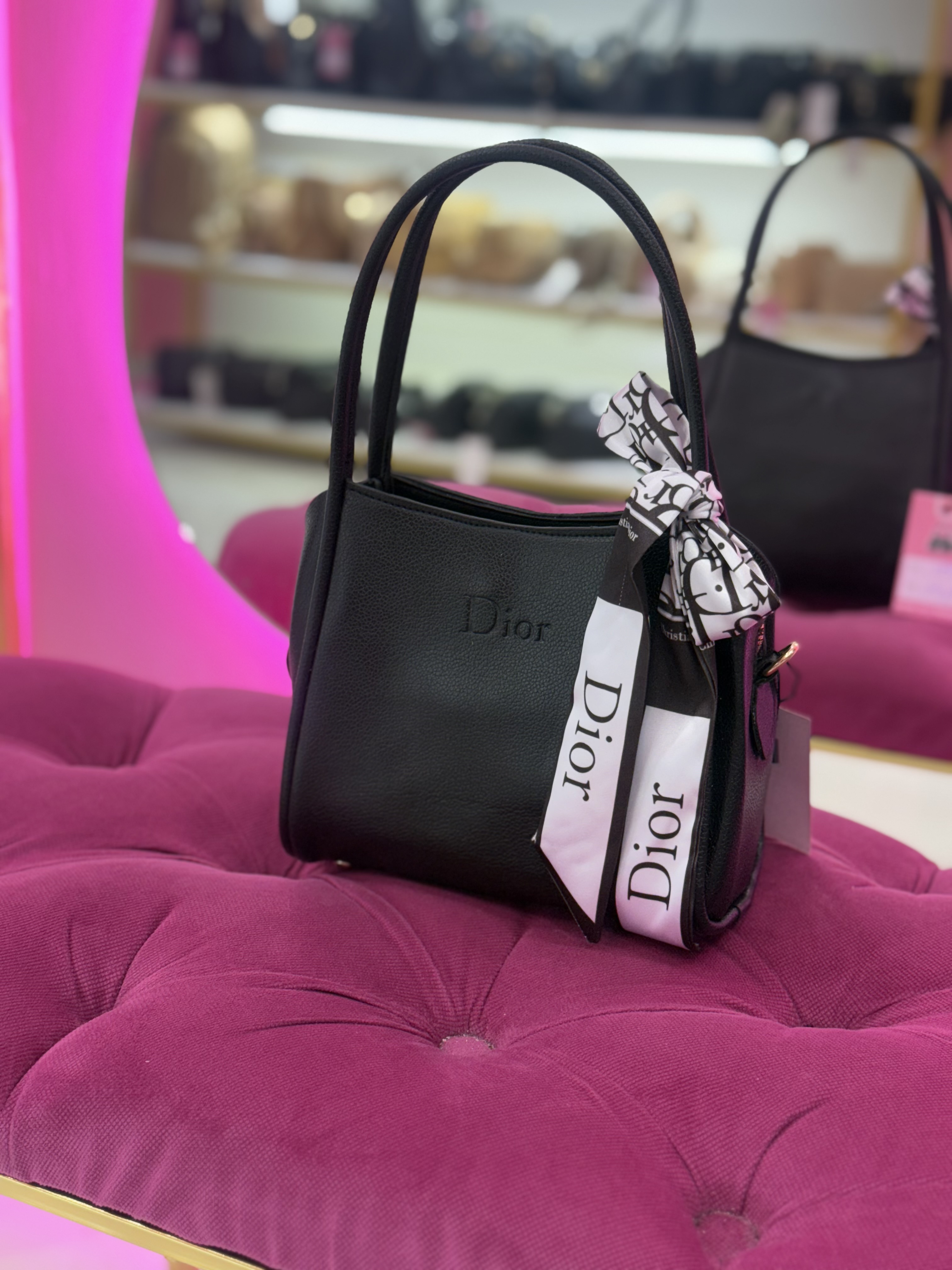 کیف دستی زنانه برند Dior با طراحی کلاسیک و شال تزئینی برنددار کد ۶۹۱