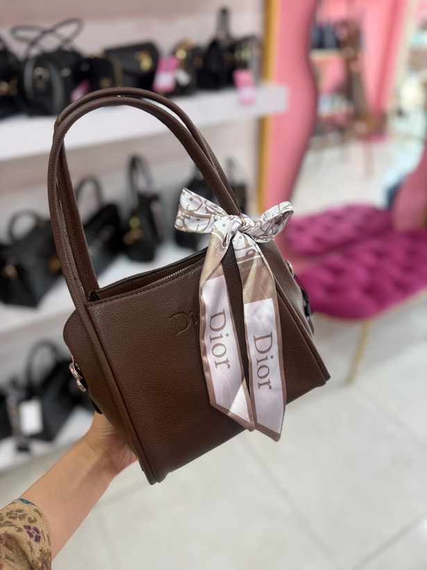 کیف دستی زنانه برند Dior با طراحی کلاسیک و شال تزئینی برنددار کد ۶۹۱