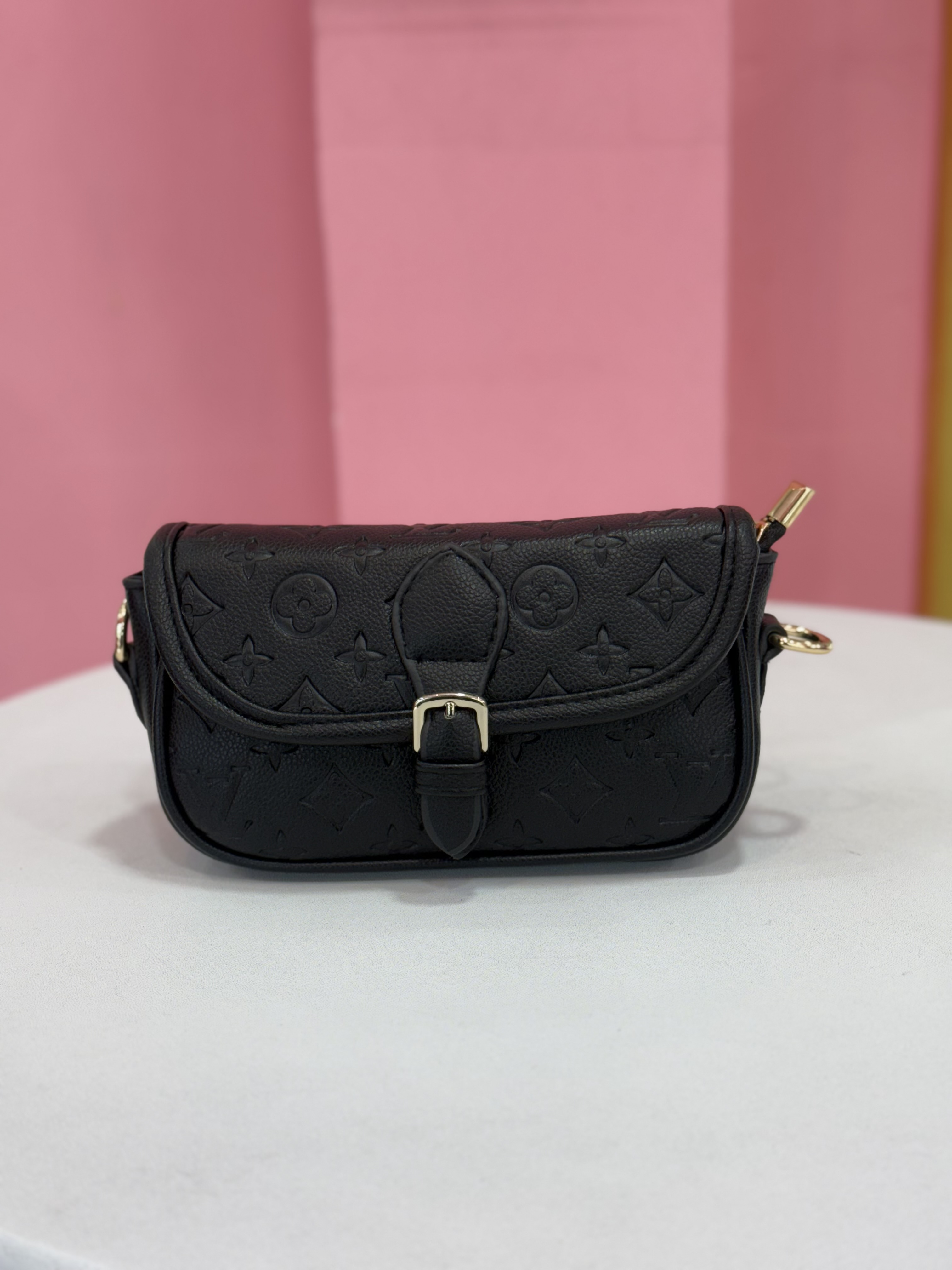کیف زنانه چرمی برند Louis Vuitton با طراحی کلاسیک و بند برنددار کد ۷۱۶