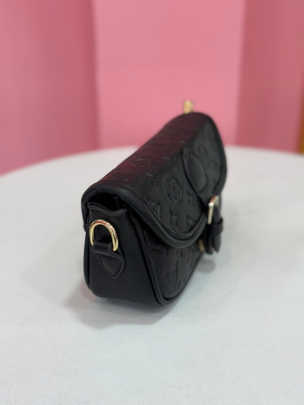 کیف زنانه چرمی برند Louis Vuitton با طراحی کلاسیک و بند برنددار کد ۷۱۶