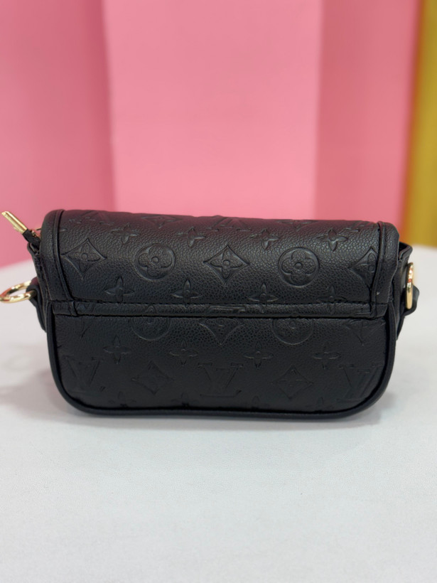 کیف زنانه چرمی برند Louis Vuitton با طراحی کلاسیک و بند برنددار کد ۷۱۶