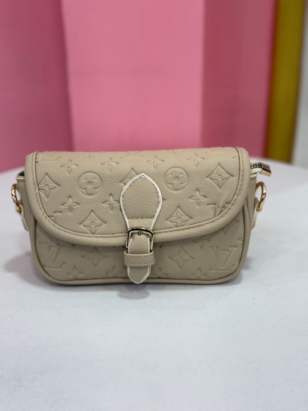 کیف زنانه چرمی برند Louis Vuitton با طراحی کلاسیک و بند برنددار کد ۷۱۶