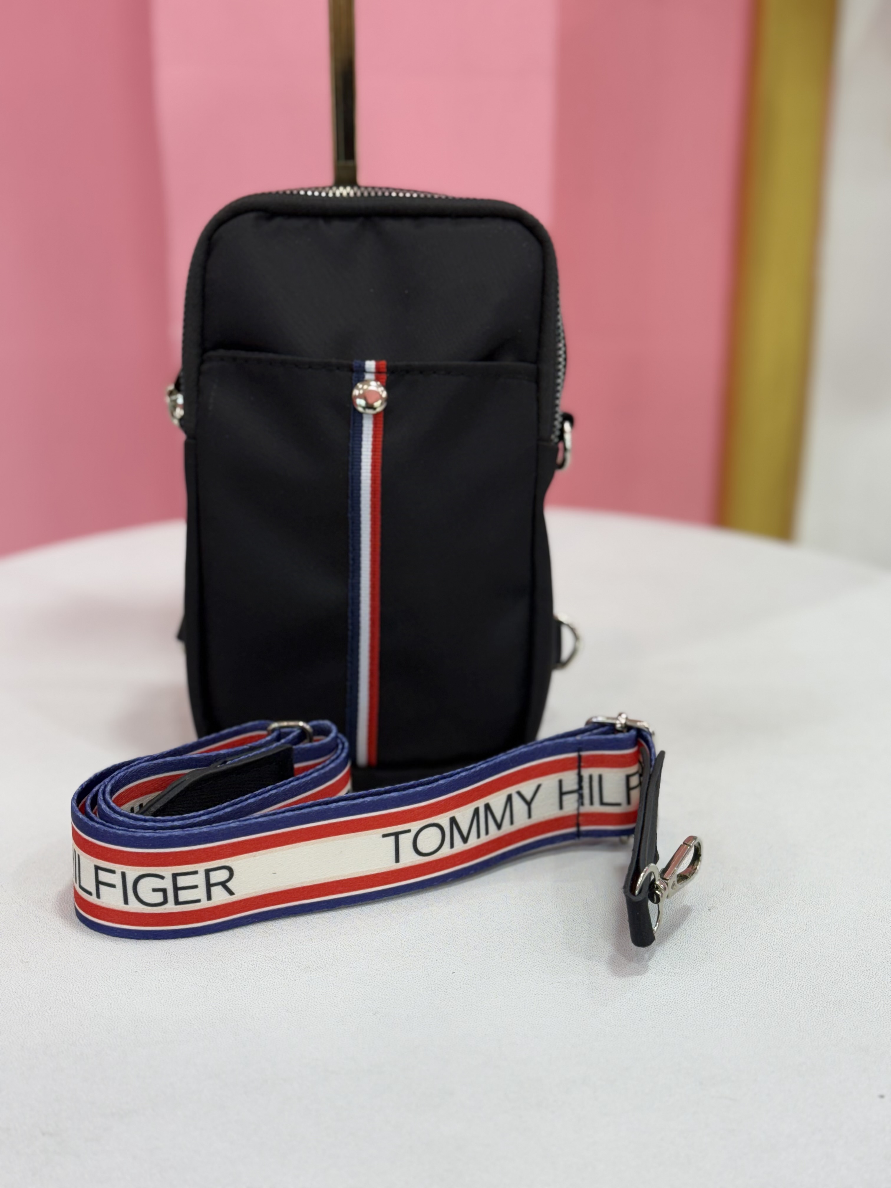کیف دوشی زنانه برند Tommy Hilfiger رنگ مشکی با بند پارچه‌ای طرح برند کد ۶۹۹