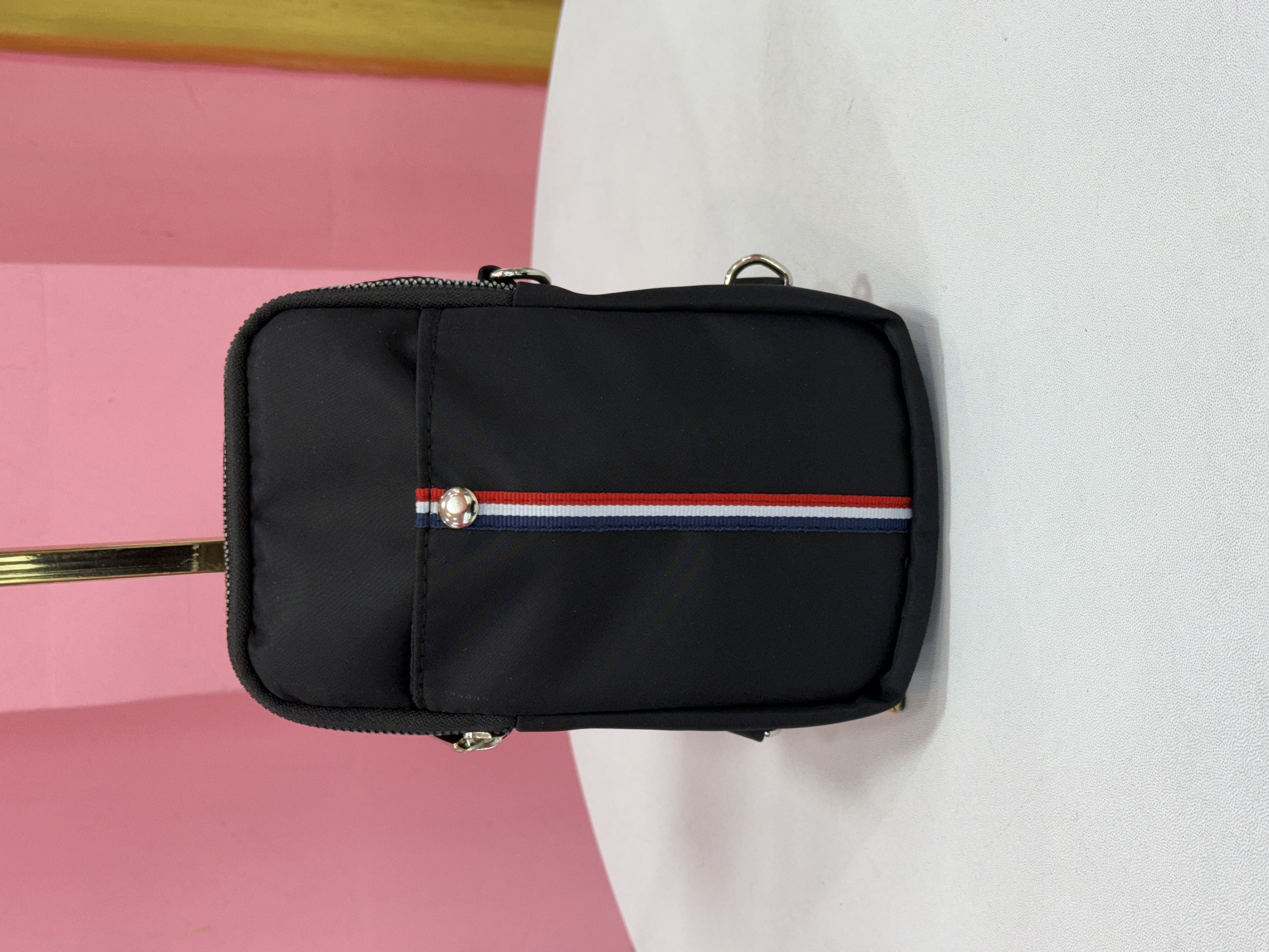 کیف دوشی زنانه برند Tommy Hilfiger رنگ مشکی با بند پارچهای طرح برند کد ۶۹۹