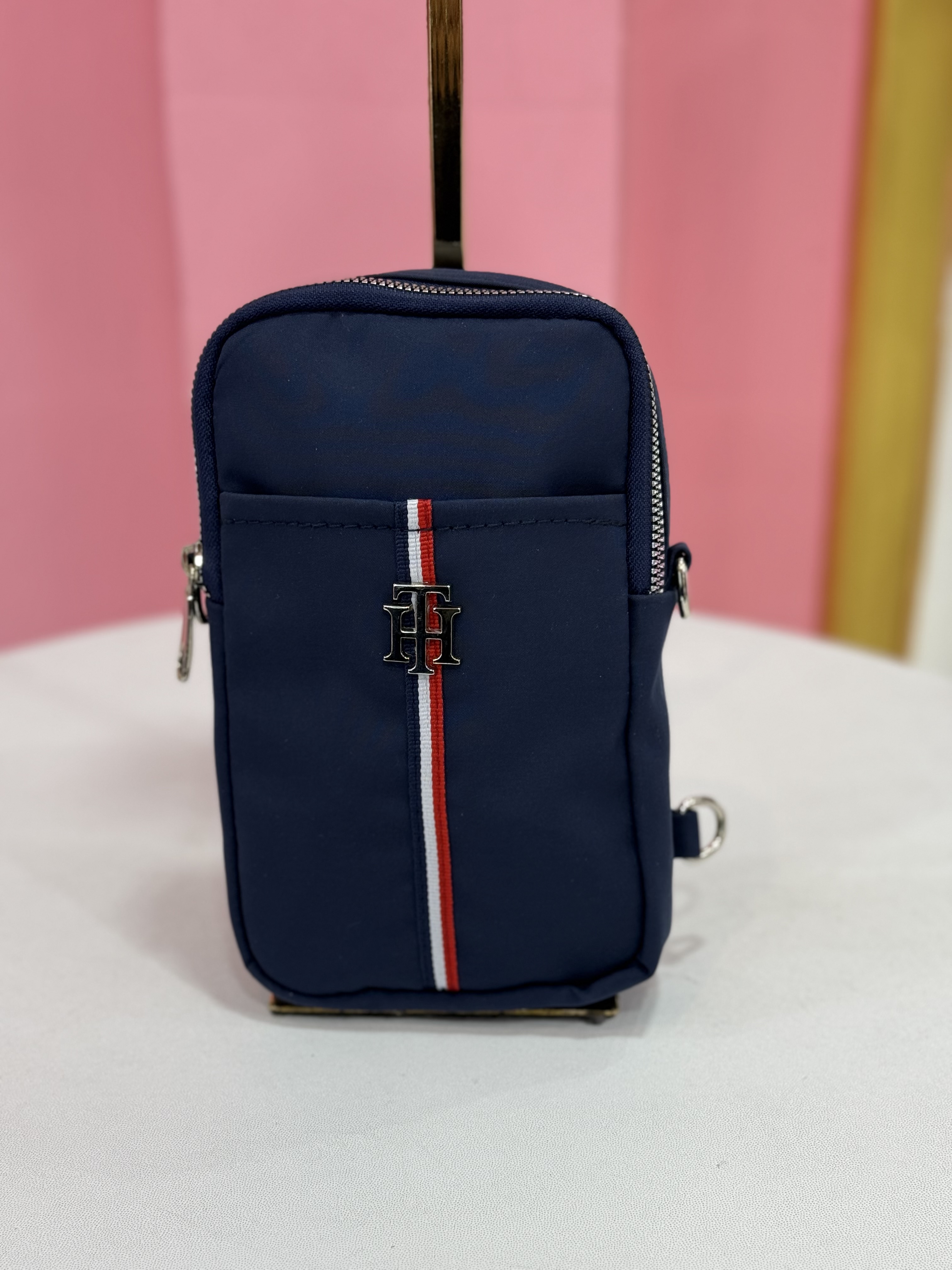 کیف دوشی زنانه برند Tommy Hilfiger رنگ مشکی با بند پارچهای طرح برند کد ۶۹۹