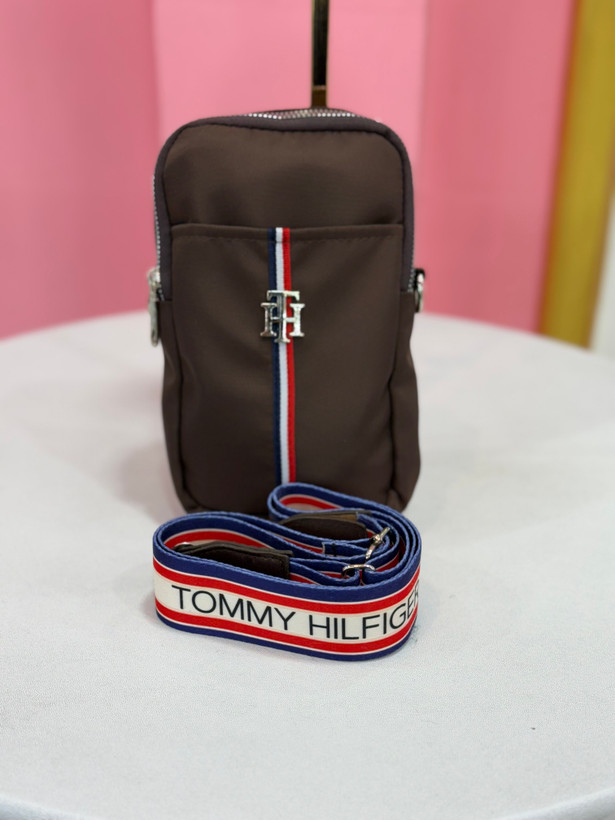 کیف دوشی زنانه برند Tommy Hilfiger رنگ مشکی با بند پارچهای طرح برند کد ۶۹۹