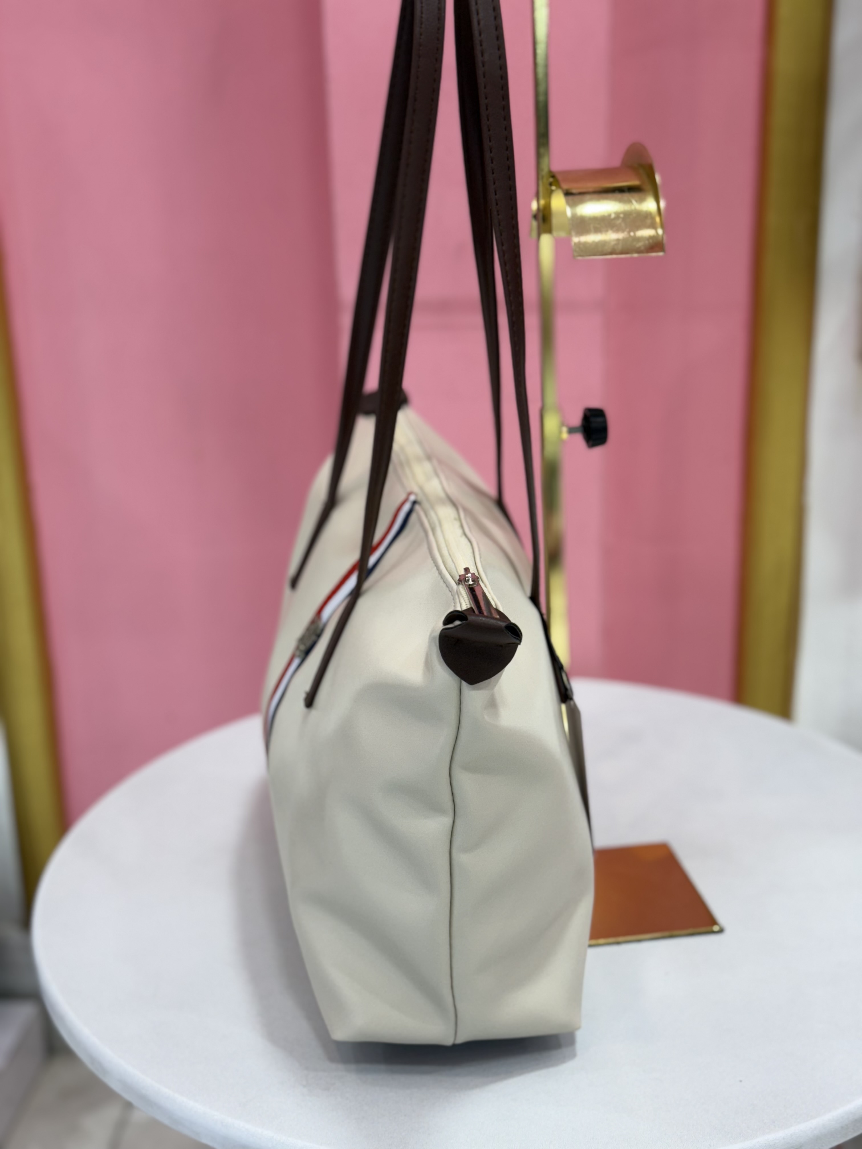 کیف زنانه چرمی برند Tommy Hilfiger با طراحی اسپرت و بند بلند کد ۷۲۲