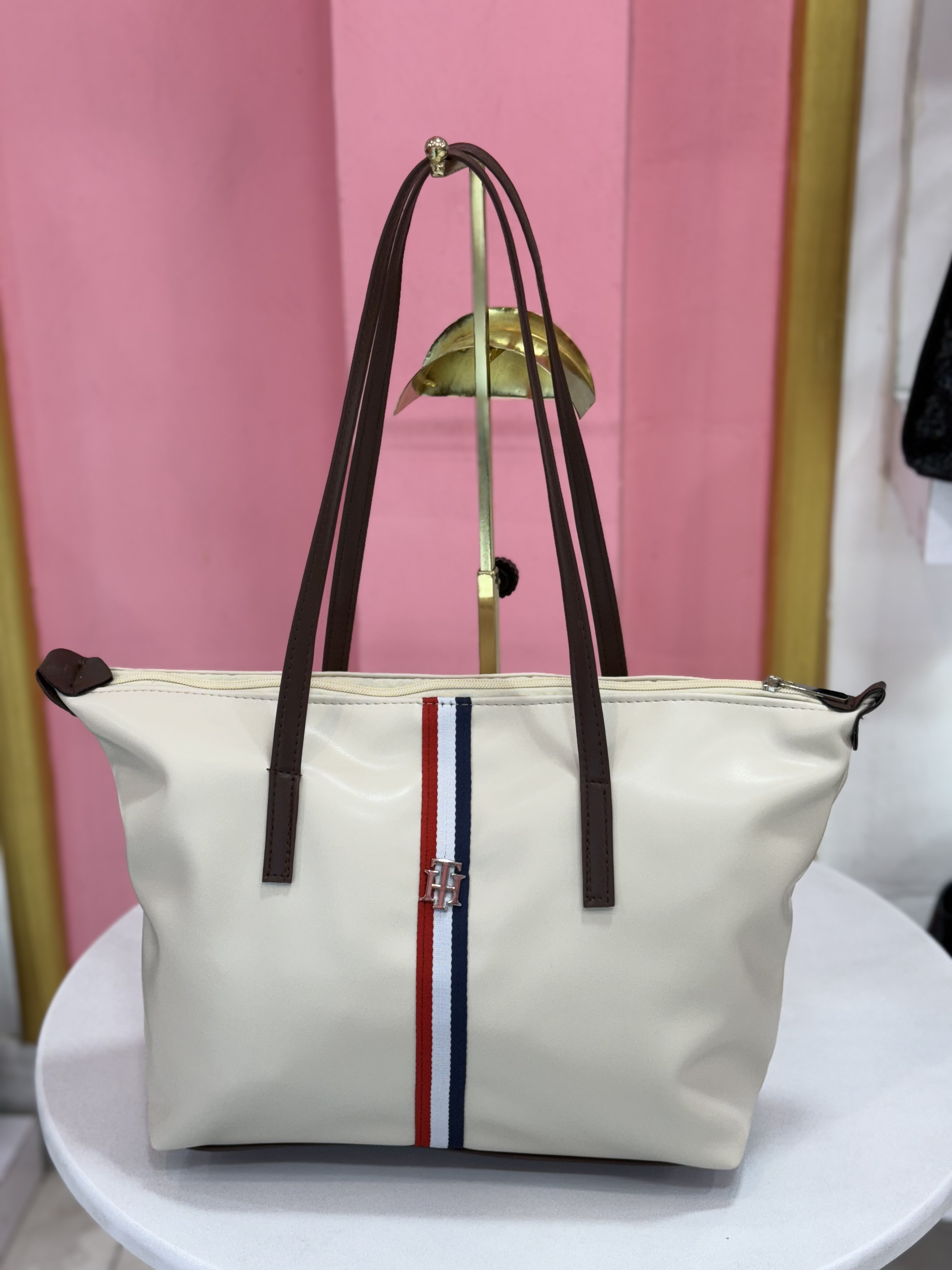 کیف زنانه چرمی برند Tommy Hilfiger با طراحی اسپرت و بند بلند کد ۷۲۲