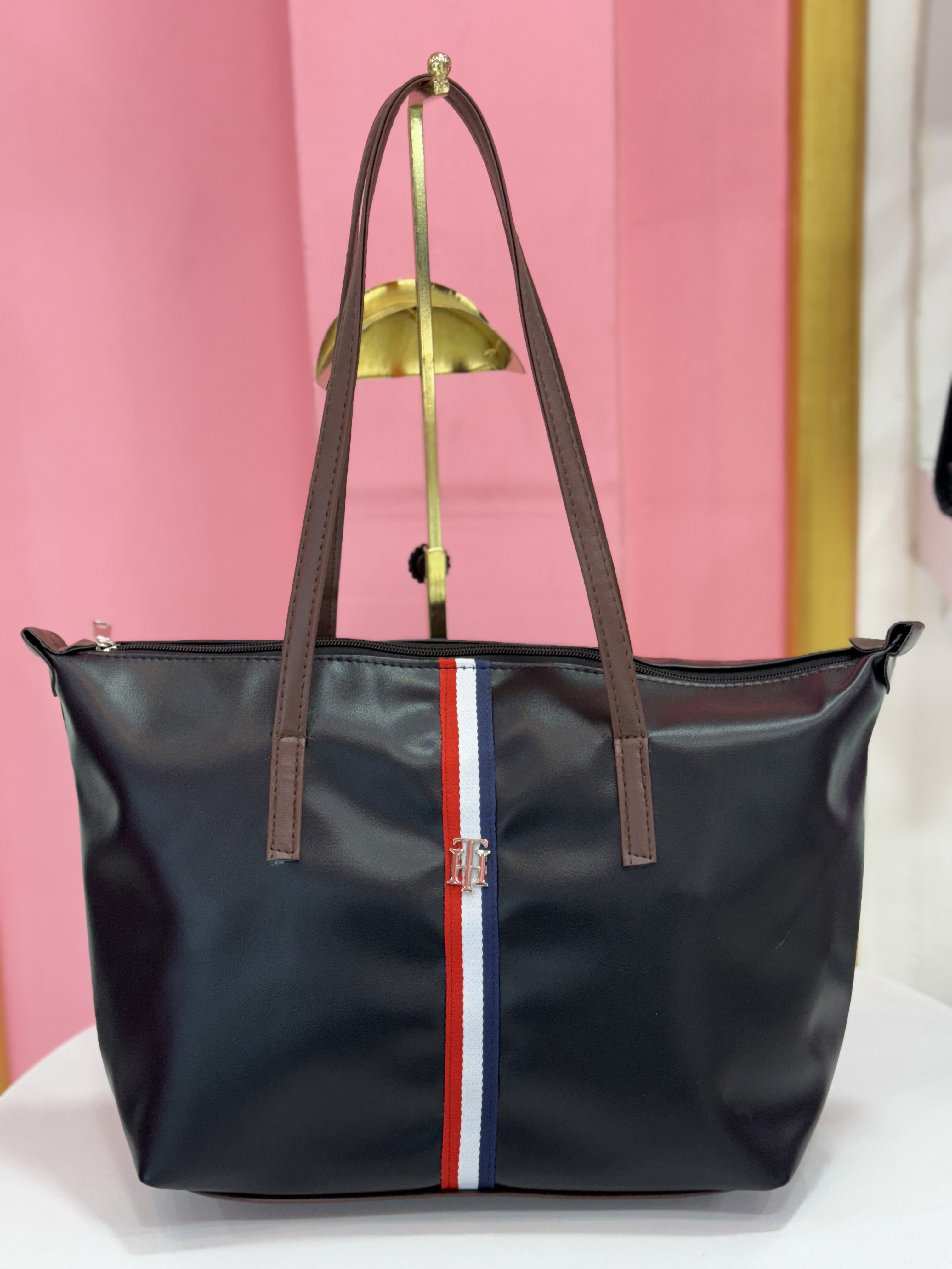 کیف زنانه چرمی برند Tommy Hilfiger با طراحی اسپرت و بند بلند کد ۷۲۲