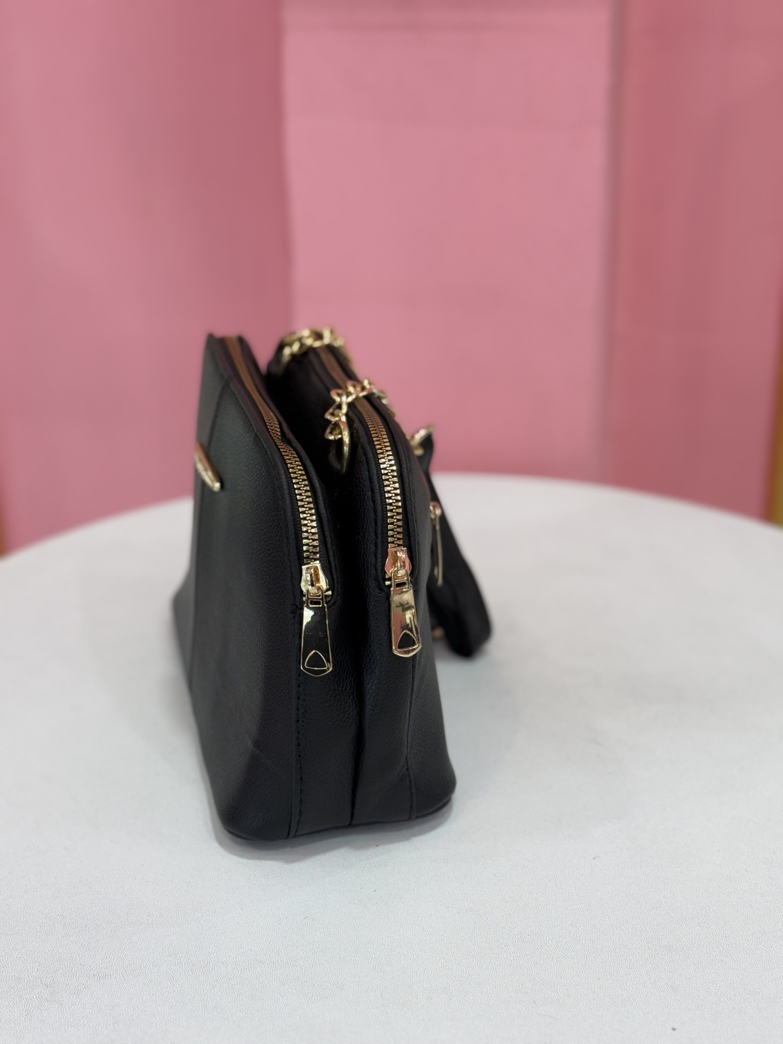 کیف زنانه چرمی مشکی برند Charles & Keith با طراحی دو زیپ طلایی کد ۷۱۴