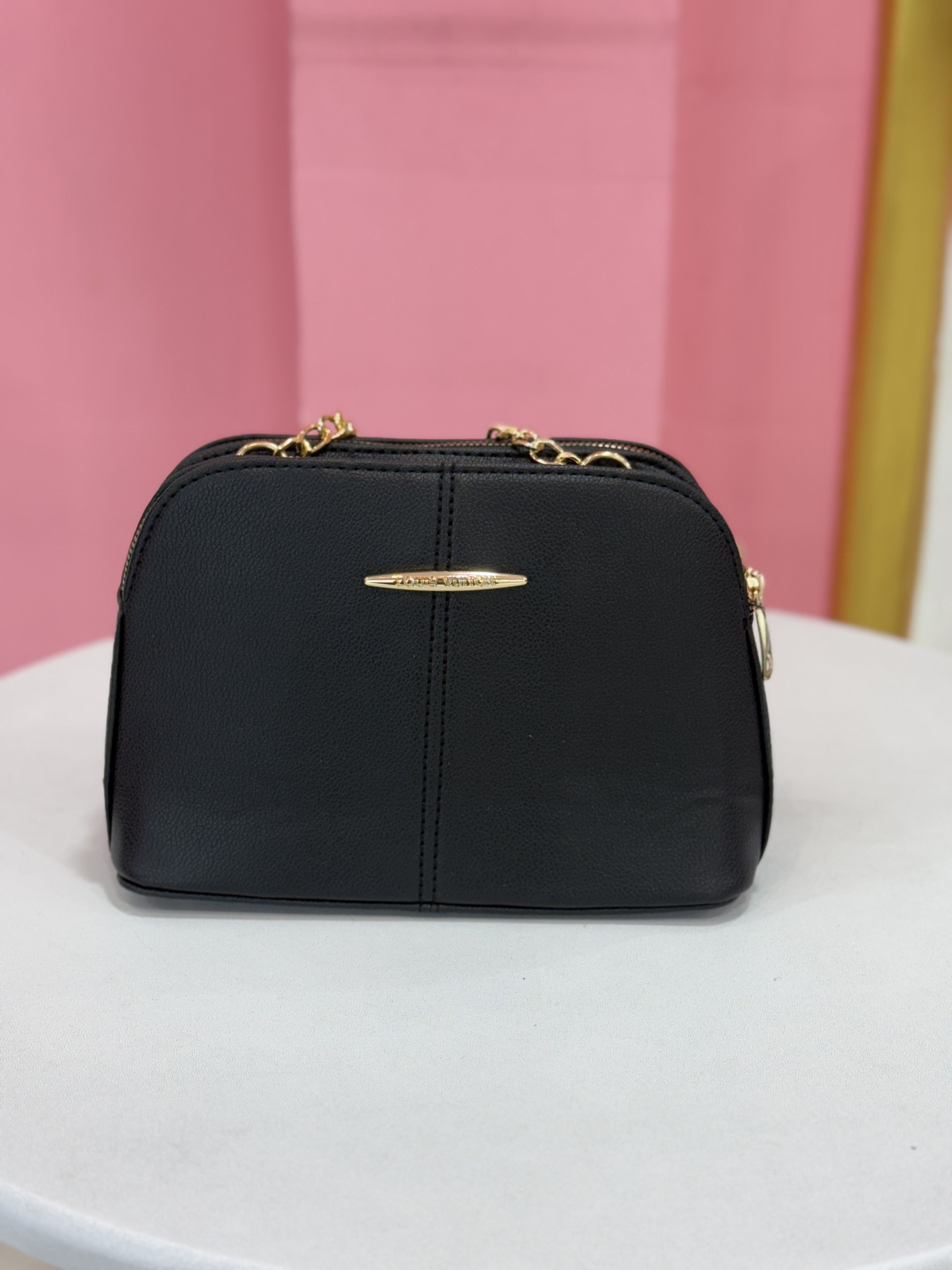 کیف زنانه چرمی مشکی برند Charles & Keith با طراحی دو زیپ طلایی کد ۷۱۴