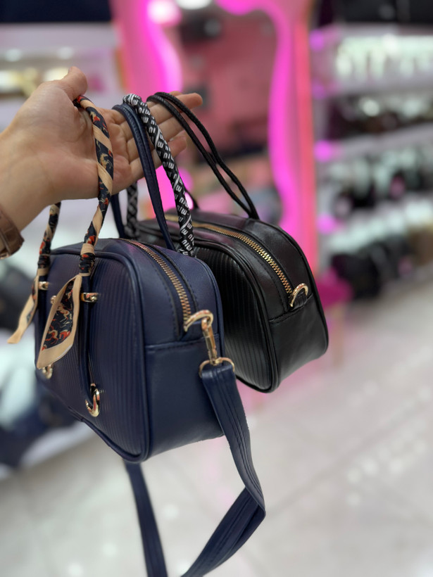 کیف دستی زنانه بولینگی با دسته شال مشکی و سرمهای (کد ۷۷۹)